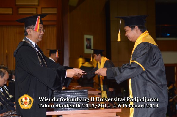 wisuda-unpad-gel-ii-ta-2013_2014-fakultas-ekonomi-dan-bisnis-oleh-dekan-159