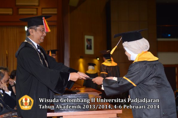 wisuda-unpad-gel-ii-ta-2013_2014-fakultas-ekonomi-dan-bisnis-oleh-dekan-165