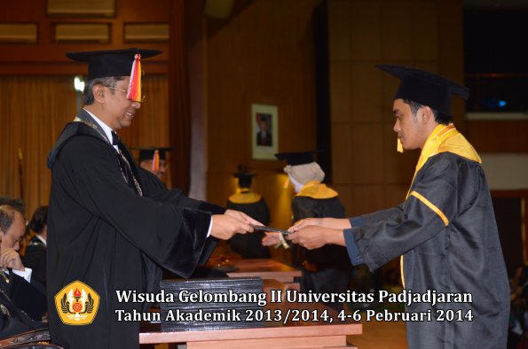 wisuda-unpad-gel-ii-ta-2013_2014-fakultas-ekonomi-dan-bisnis-oleh-dekan-166
