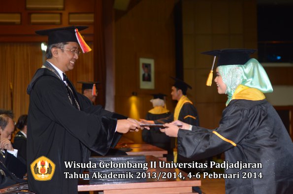 wisuda-unpad-gel-ii-ta-2013_2014-fakultas-ekonomi-dan-bisnis-oleh-dekan-167