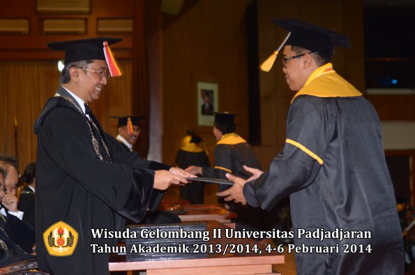 wisuda-unpad-gel-ii-ta-2013_2014-fakultas-ekonomi-dan-bisnis-oleh-dekan-170