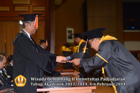 wisuda-unpad-gel-ii-ta-2013_2014-fakultas-ekonomi-dan-bisnis-oleh-dekan-172