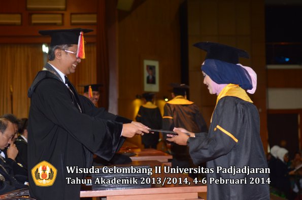 wisuda-unpad-gel-ii-ta-2013_2014-fakultas-ekonomi-dan-bisnis-oleh-dekan-173