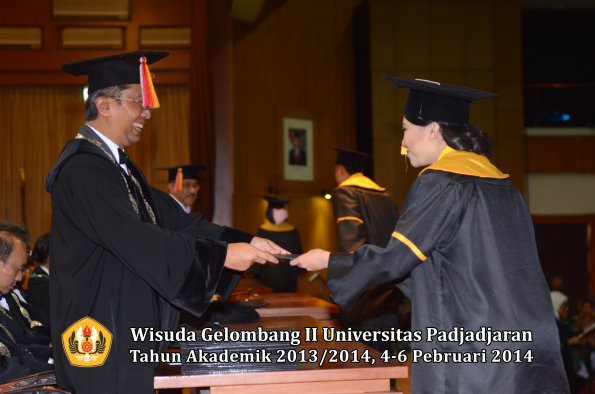 wisuda-unpad-gel-ii-ta-2013_2014-fakultas-ekonomi-dan-bisnis-oleh-dekan-175