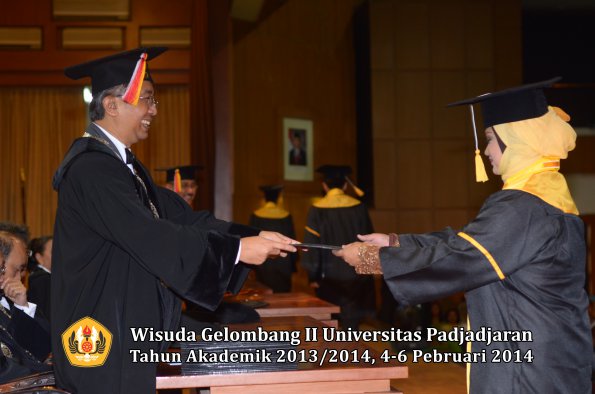 wisuda-unpad-gel-ii-ta-2013_2014-fakultas-ekonomi-dan-bisnis-oleh-dekan-178