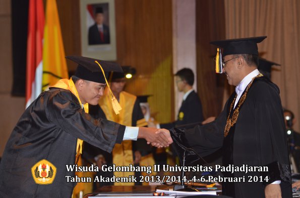 wisuda-unpad-gel-ii-ta-2013_2014-fakultas-ekonomi-dan-bisnis-oleh-rektor-001
