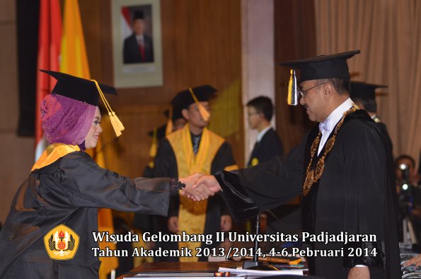 wisuda-unpad-gel-ii-ta-2013_2014-fakultas-ekonomi-dan-bisnis-oleh-rektor-006