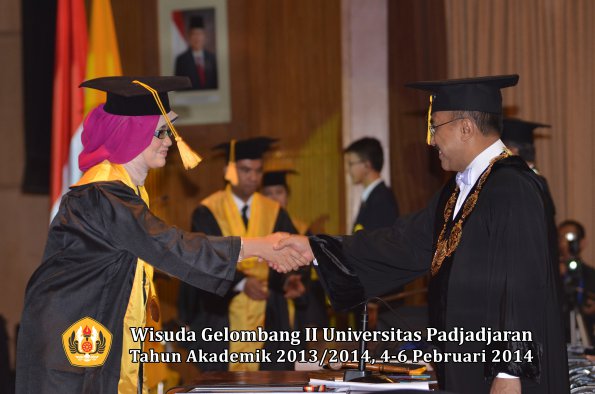 wisuda-unpad-gel-ii-ta-2013_2014-fakultas-ekonomi-dan-bisnis-oleh-rektor-021