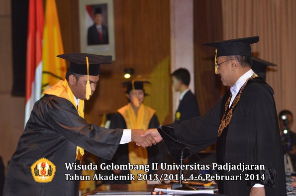 wisuda-unpad-gel-ii-ta-2013_2014-fakultas-ekonomi-dan-bisnis-oleh-rektor-022