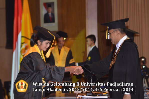 wisuda-unpad-gel-ii-ta-2013_2014-fakultas-ekonomi-dan-bisnis-oleh-rektor-024