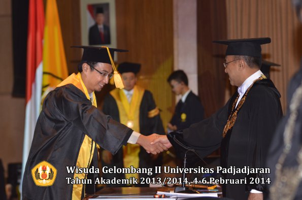 wisuda-unpad-gel-ii-ta-2013_2014-fakultas-ekonomi-dan-bisnis-oleh-rektor-026