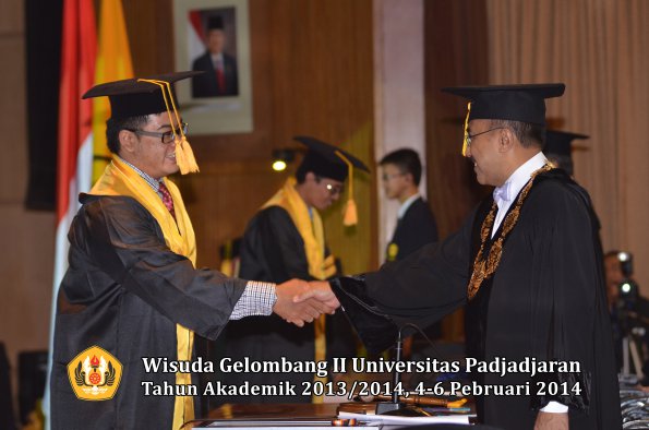 wisuda-unpad-gel-ii-ta-2013_2014-fakultas-ekonomi-dan-bisnis-oleh-rektor-029