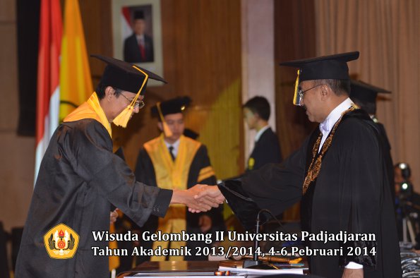 wisuda-unpad-gel-ii-ta-2013_2014-fakultas-ekonomi-dan-bisnis-oleh-rektor-030