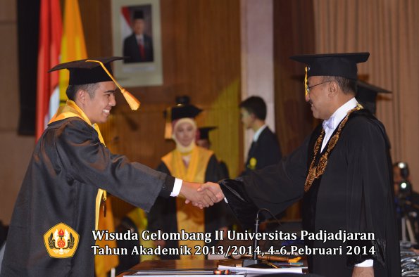 wisuda-unpad-gel-ii-ta-2013_2014-fakultas-ekonomi-dan-bisnis-oleh-rektor-031