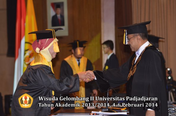 wisuda-unpad-gel-ii-ta-2013_2014-fakultas-ekonomi-dan-bisnis-oleh-rektor-032