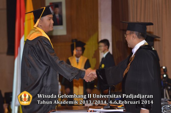 wisuda-unpad-gel-ii-ta-2013_2014-fakultas-ekonomi-dan-bisnis-oleh-rektor-036