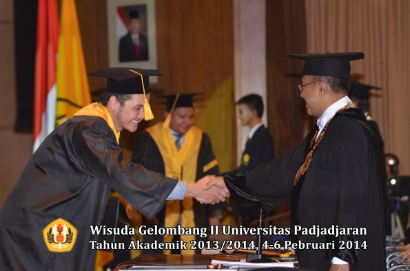 wisuda-unpad-gel-ii-ta-2013_2014-fakultas-ekonomi-dan-bisnis-oleh-rektor-044