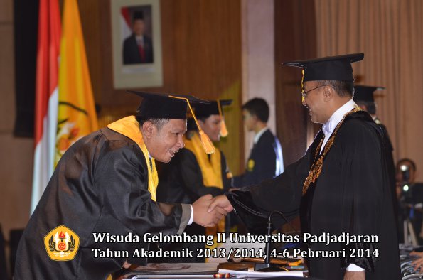 wisuda-unpad-gel-ii-ta-2013_2014-fakultas-ekonomi-dan-bisnis-oleh-rektor-045