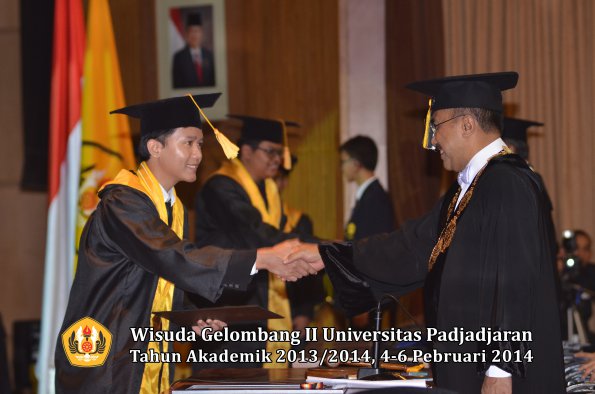 wisuda-unpad-gel-ii-ta-2013_2014-fakultas-ekonomi-dan-bisnis-oleh-rektor-046
