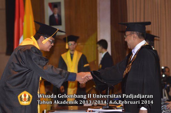 wisuda-unpad-gel-ii-ta-2013_2014-fakultas-ekonomi-dan-bisnis-oleh-rektor-047
