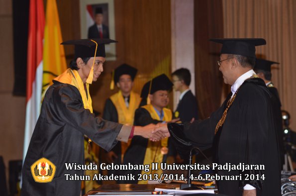 wisuda-unpad-gel-ii-ta-2013_2014-fakultas-ekonomi-dan-bisnis-oleh-rektor-056