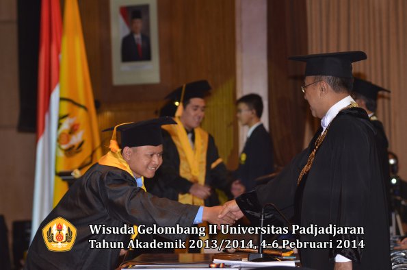 wisuda-unpad-gel-ii-ta-2013_2014-fakultas-ekonomi-dan-bisnis-oleh-rektor-057