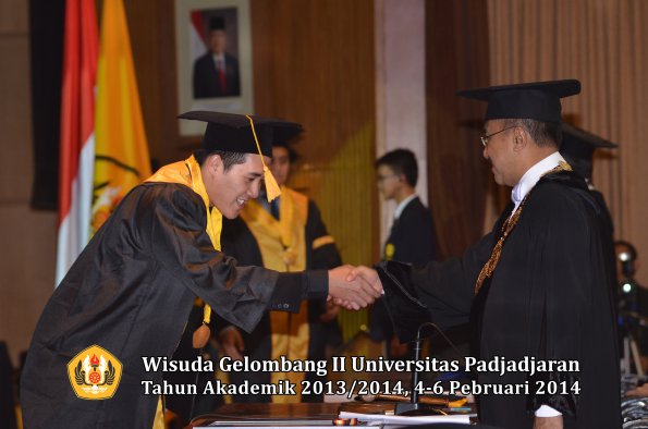 wisuda-unpad-gel-ii-ta-2013_2014-fakultas-ekonomi-dan-bisnis-oleh-rektor-058