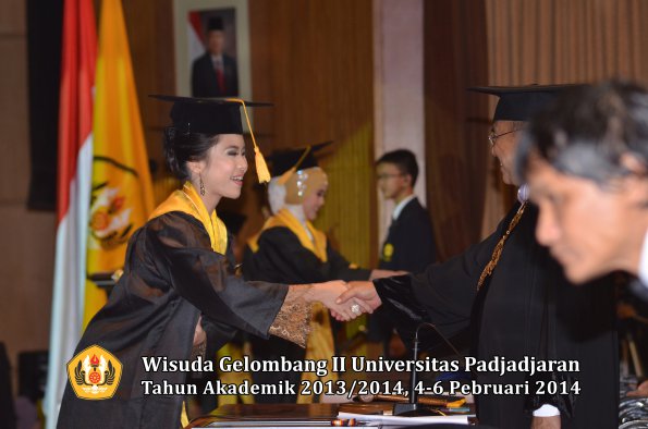 wisuda-unpad-gel-ii-ta-2013_2014-fakultas-ekonomi-dan-bisnis-oleh-rektor-060