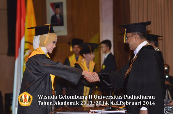 wisuda-unpad-gel-ii-ta-2013_2014-fakultas-ekonomi-dan-bisnis-oleh-rektor-061