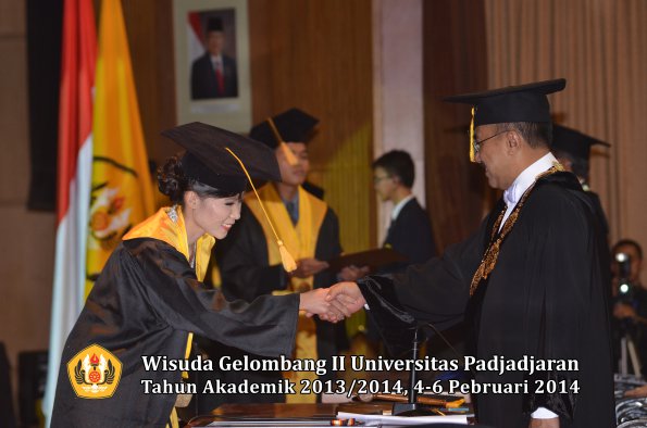 wisuda-unpad-gel-ii-ta-2013_2014-fakultas-ekonomi-dan-bisnis-oleh-rektor-062