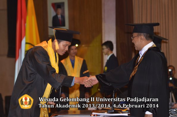 wisuda-unpad-gel-ii-ta-2013_2014-fakultas-ekonomi-dan-bisnis-oleh-rektor-063