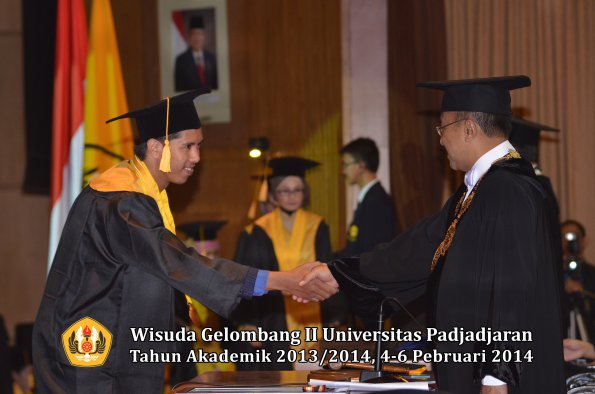 wisuda-unpad-gel-ii-ta-2013_2014-fakultas-ekonomi-dan-bisnis-oleh-rektor-064