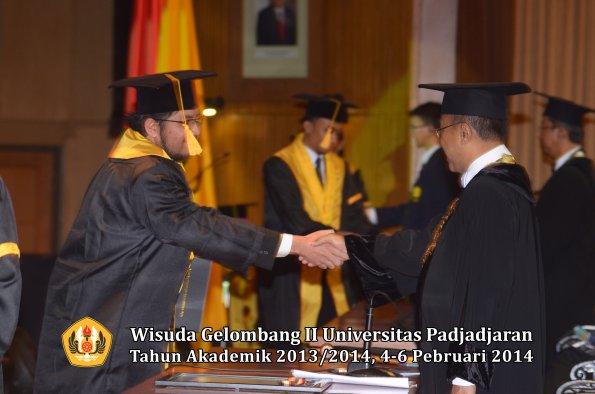 wisuda-unpad-gel-ii-ta-2013_2014-fakultas-ekonomi-dan-bisnis-oleh-rektor-071