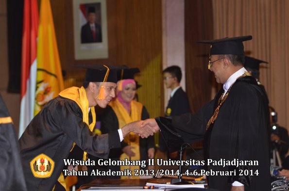wisuda-unpad-gel-ii-ta-2013_2014-fakultas-ekonomi-dan-bisnis-oleh-rektor-074