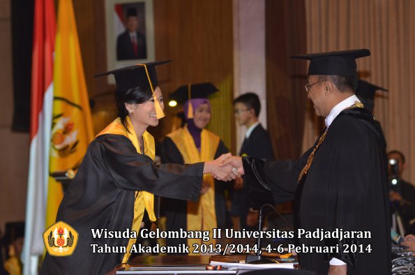 wisuda-unpad-gel-ii-ta-2013_2014-fakultas-ekonomi-dan-bisnis-oleh-rektor-077