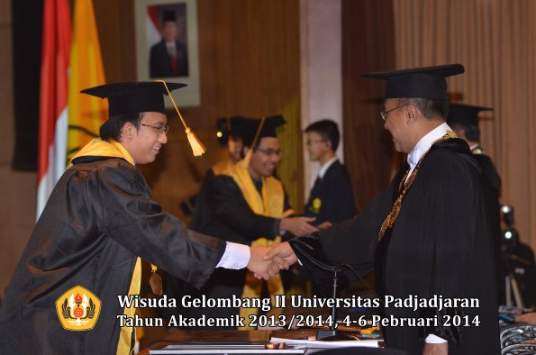 wisuda-unpad-gel-ii-ta-2013_2014-fakultas-ekonomi-dan-bisnis-oleh-rektor-086