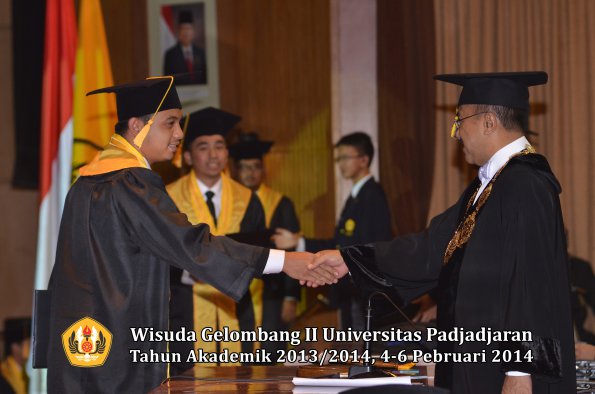 wisuda-unpad-gel-ii-ta-2013_2014-fakultas-ekonomi-dan-bisnis-oleh-rektor-103