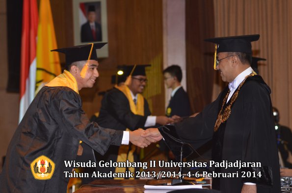 wisuda-unpad-gel-ii-ta-2013_2014-fakultas-ekonomi-dan-bisnis-oleh-rektor-104