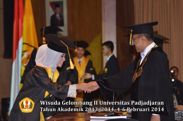 wisuda-unpad-gel-ii-ta-2013_2014-fakultas-ekonomi-dan-bisnis-oleh-rektor-108