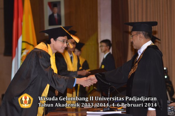 wisuda-unpad-gel-ii-ta-2013_2014-fakultas-ekonomi-dan-bisnis-oleh-rektor-114