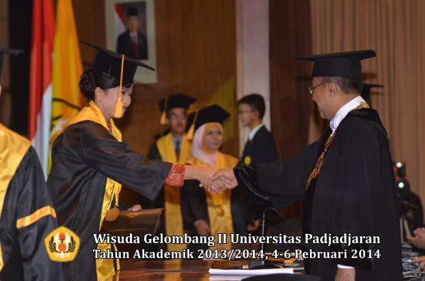 wisuda-unpad-gel-ii-ta-2013_2014-fakultas-ekonomi-dan-bisnis-oleh-rektor-126