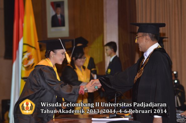 wisuda-unpad-gel-ii-ta-2013_2014-fakultas-ekonomi-dan-bisnis-oleh-rektor-135