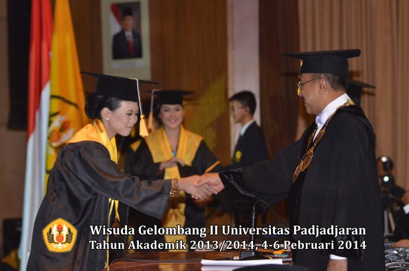wisuda-unpad-gel-ii-ta-2013_2014-fakultas-ekonomi-dan-bisnis-oleh-rektor-143