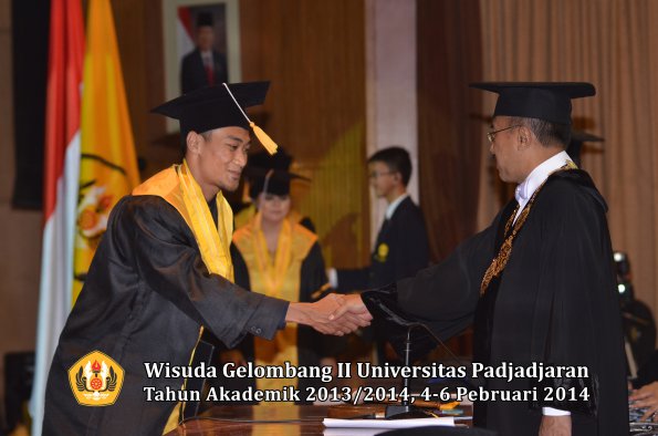 wisuda-unpad-gel-ii-ta-2013_2014-fakultas-ekonomi-dan-bisnis-oleh-rektor-147