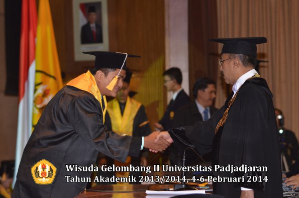 wisuda-unpad-gel-ii-ta-2013_2014-fakultas-ekonomi-dan-bisnis-oleh-rektor-149