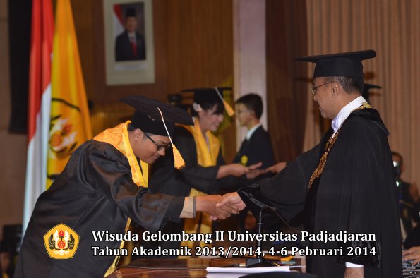wisuda-unpad-gel-ii-ta-2013_2014-fakultas-ekonomi-dan-bisnis-oleh-rektor-154