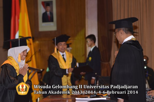 wisuda-unpad-gel-ii-ta-2013_2014-fakultas-ekonomi-dan-bisnis-oleh-rektor-165