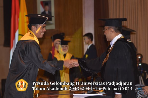 wisuda-unpad-gel-ii-ta-2013_2014-fakultas-ekonomi-dan-bisnis-oleh-rektor-179