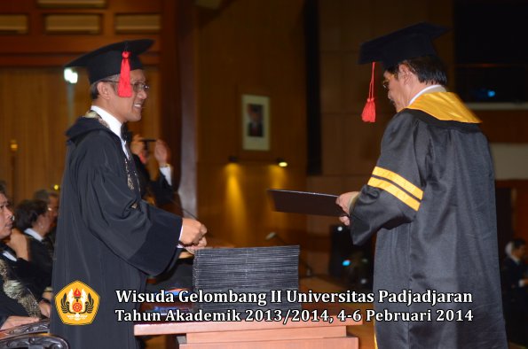 wisuda-unpad-gel-ii-ta-2013_2014-fakultas-hukum-oleh-dekan-001