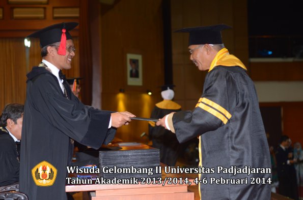 wisuda-unpad-gel-ii-ta-2013_2014-fakultas-hukum-oleh-dekan-011